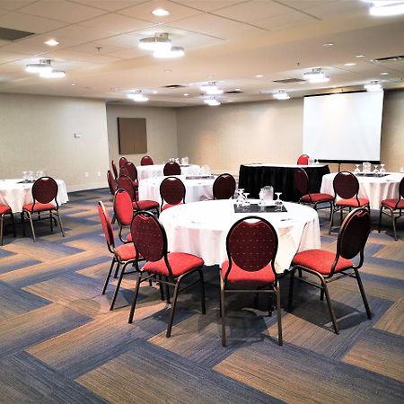 Holiday Inn Express And Suites Surrey By Ihg Bagian luar foto