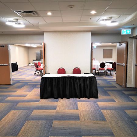 Holiday Inn Express And Suites Surrey By Ihg Bagian luar foto