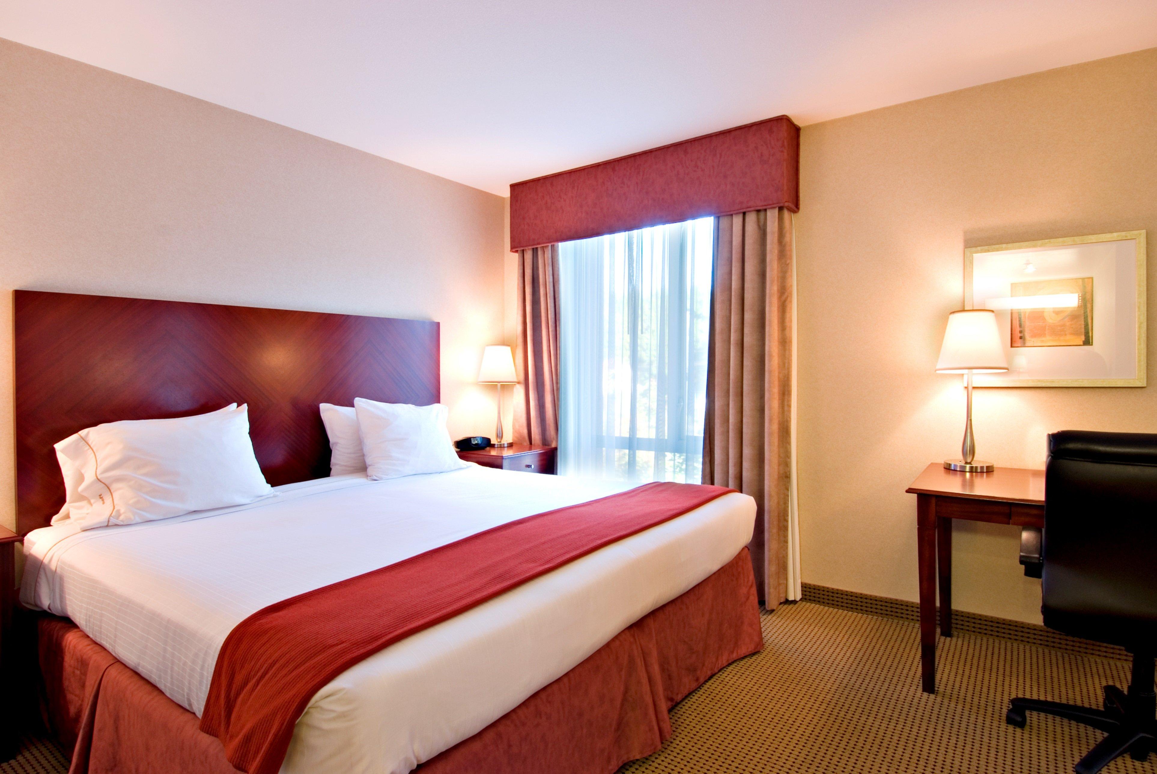 Holiday Inn Express And Suites Surrey By Ihg Bagian luar foto