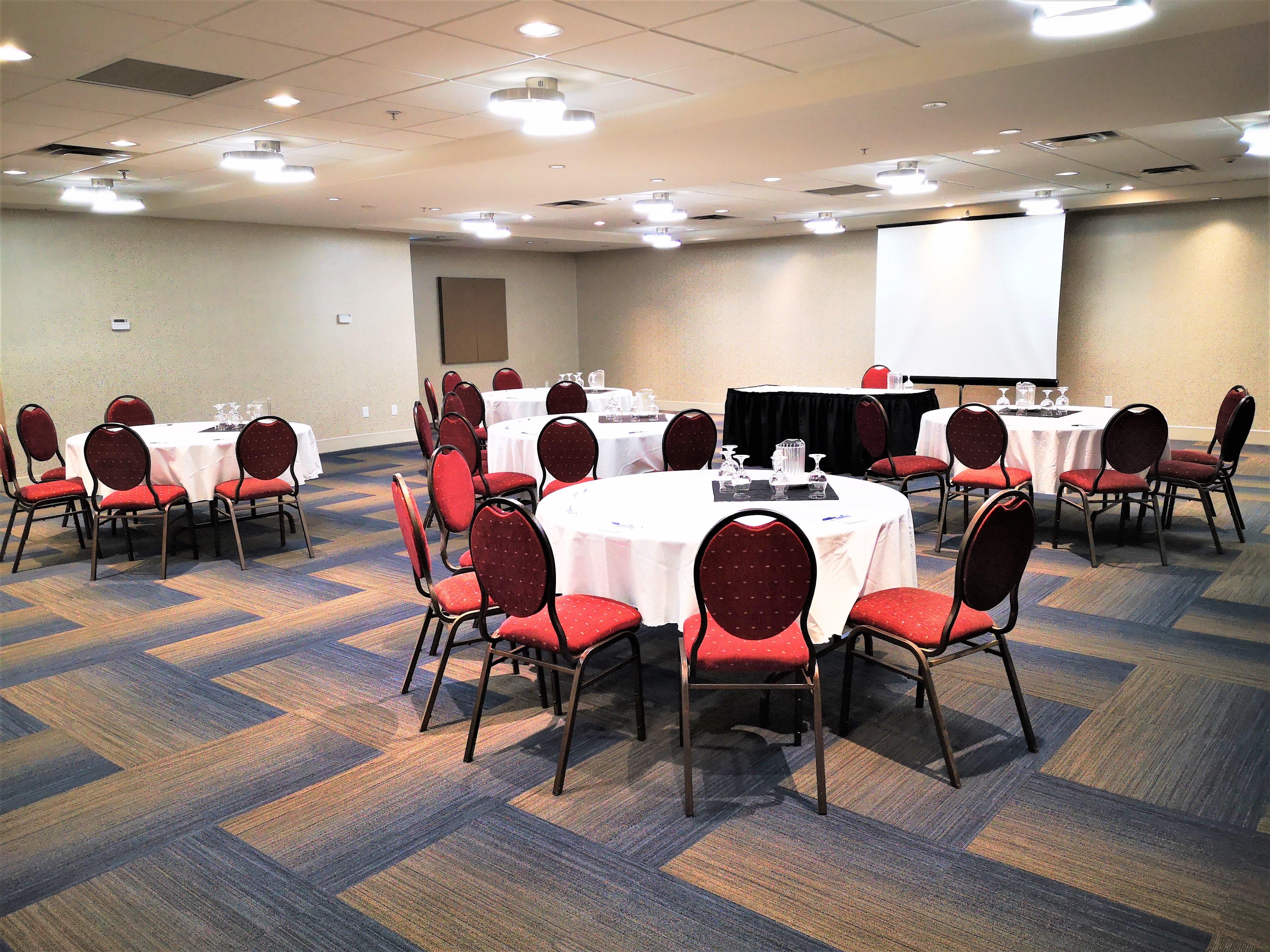 Holiday Inn Express And Suites Surrey By Ihg Bagian luar foto