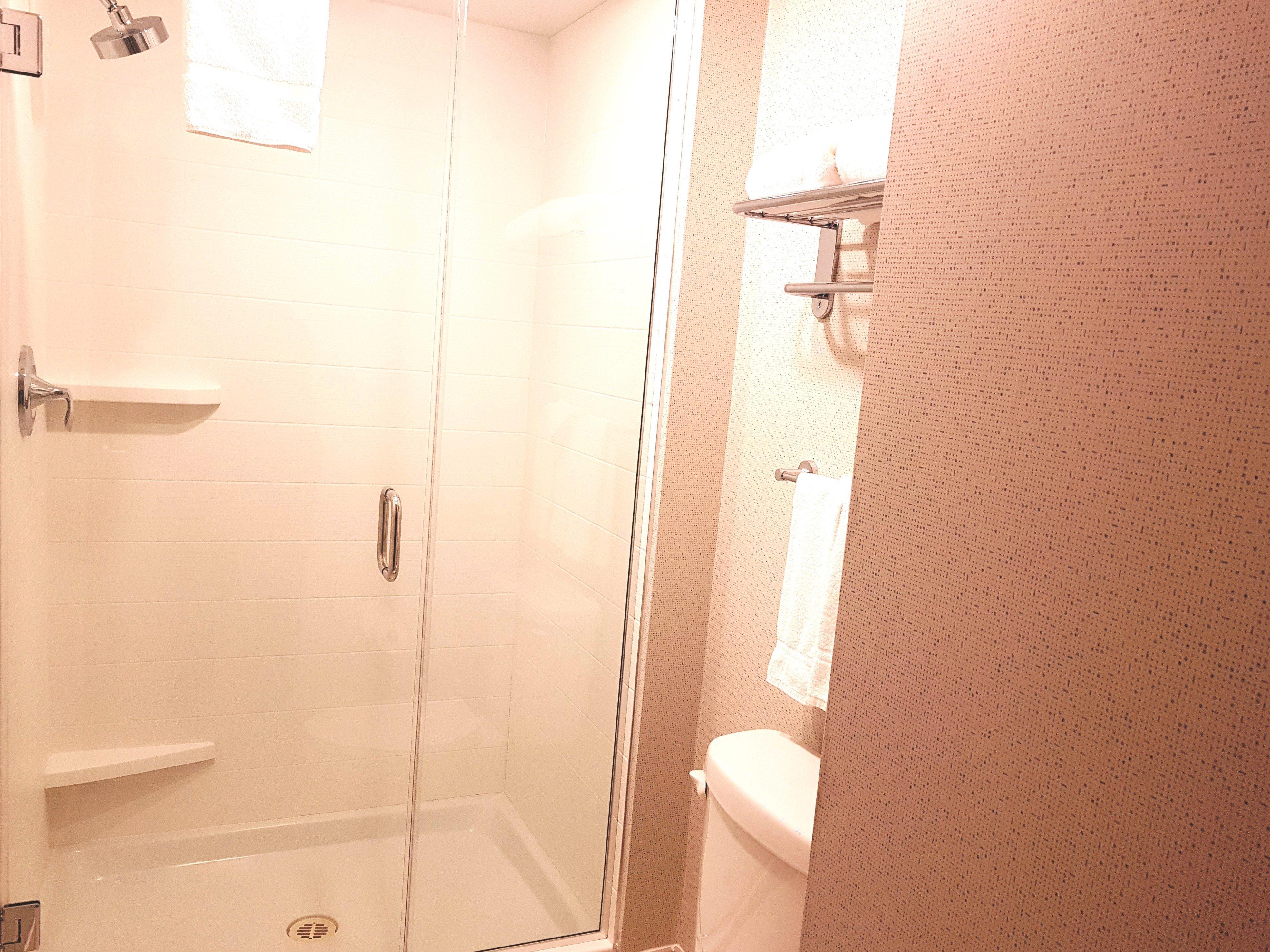 Holiday Inn Express And Suites Surrey By Ihg Bagian luar foto