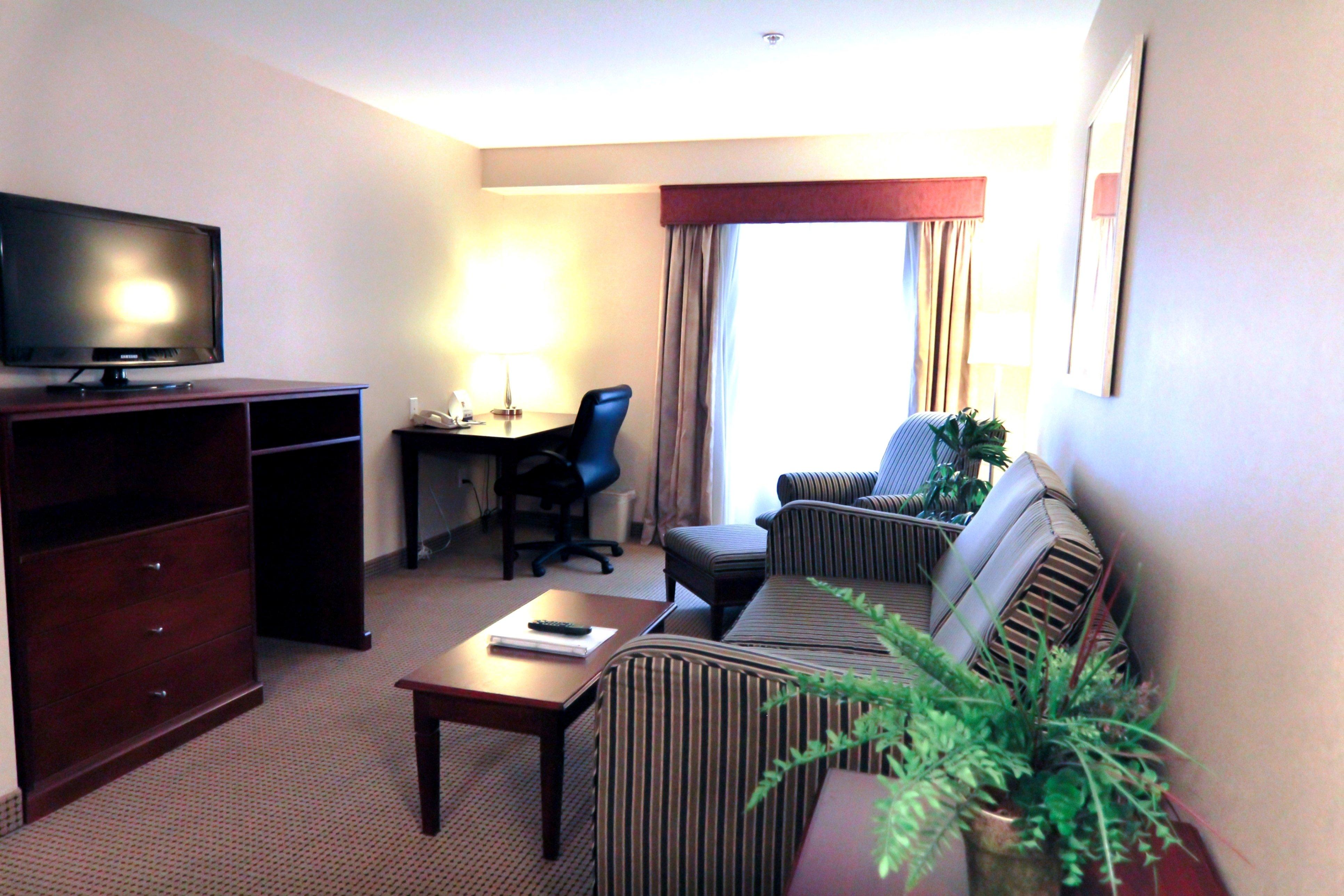 Holiday Inn Express And Suites Surrey By Ihg Bagian luar foto
