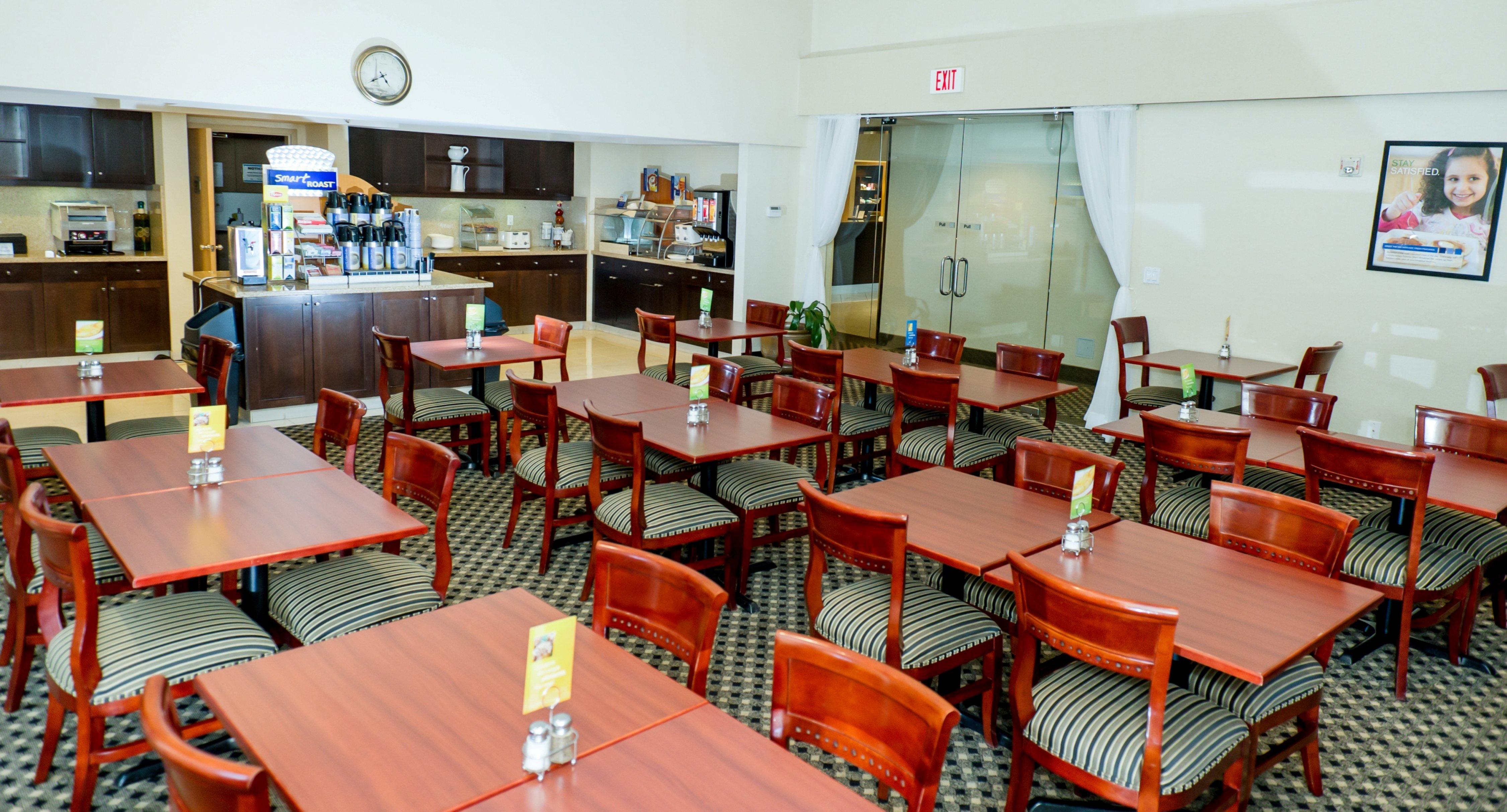 Holiday Inn Express And Suites Surrey By Ihg Bagian luar foto