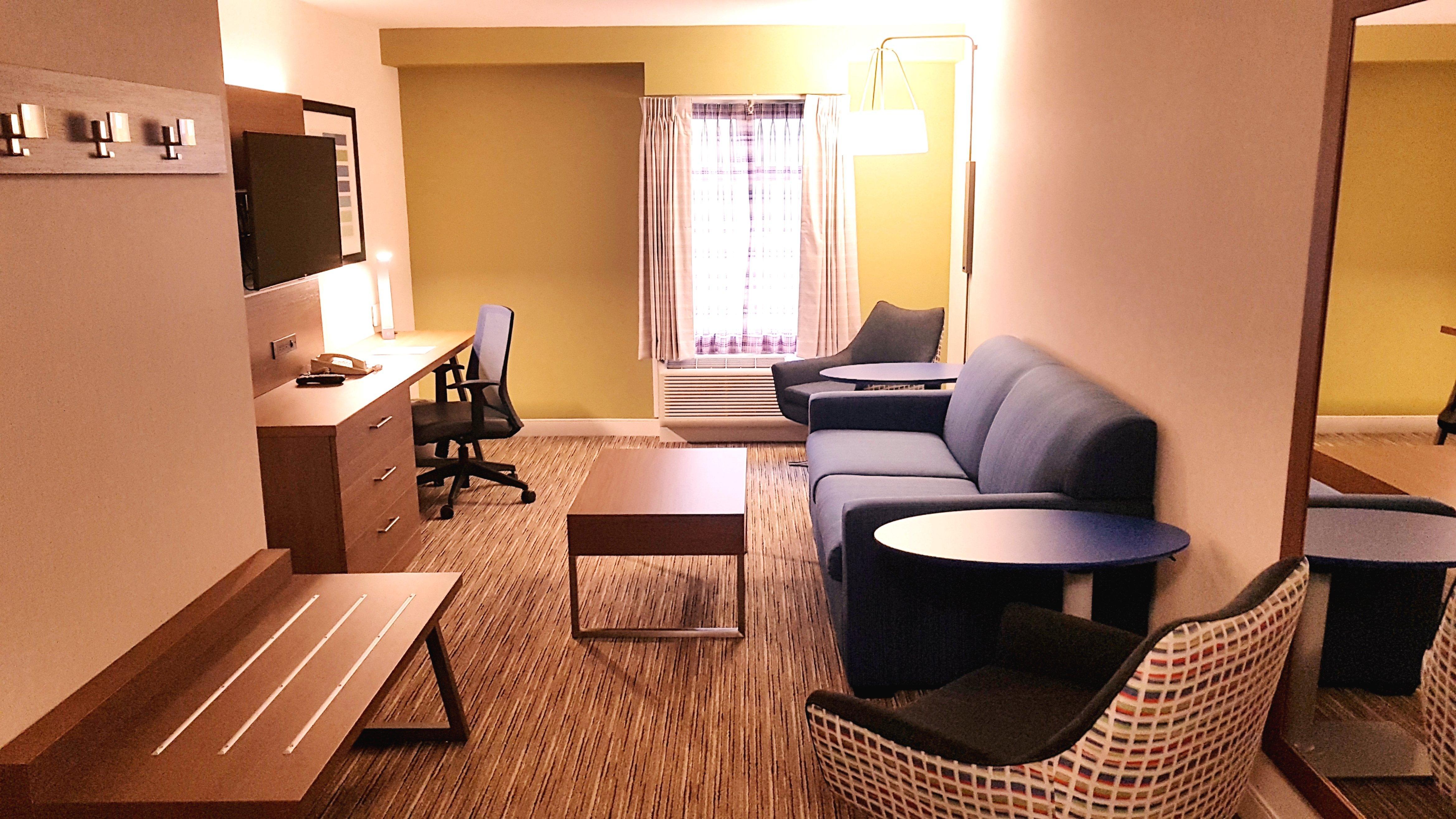 Holiday Inn Express And Suites Surrey By Ihg Bagian luar foto