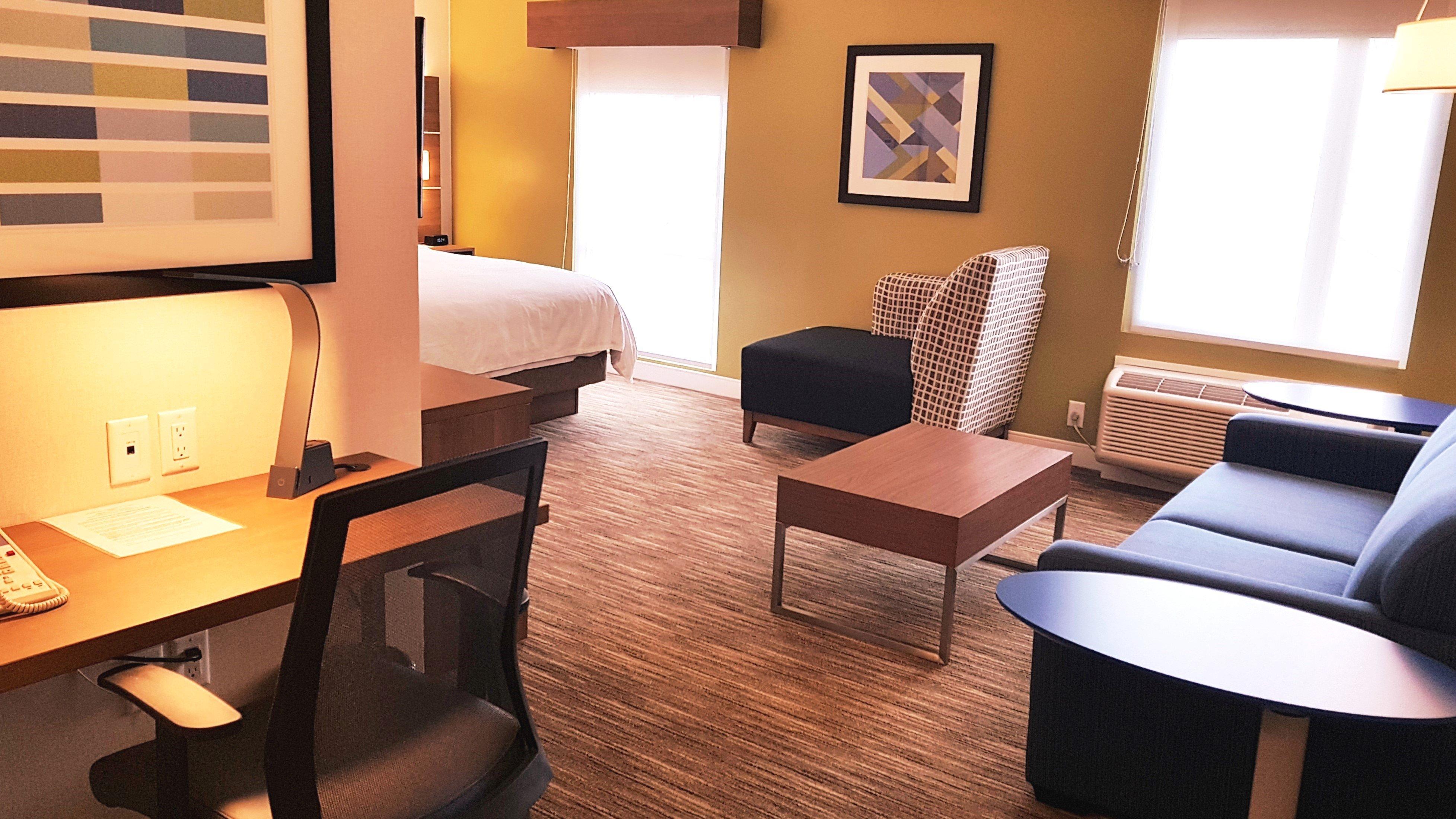 Holiday Inn Express And Suites Surrey By Ihg Bagian luar foto
