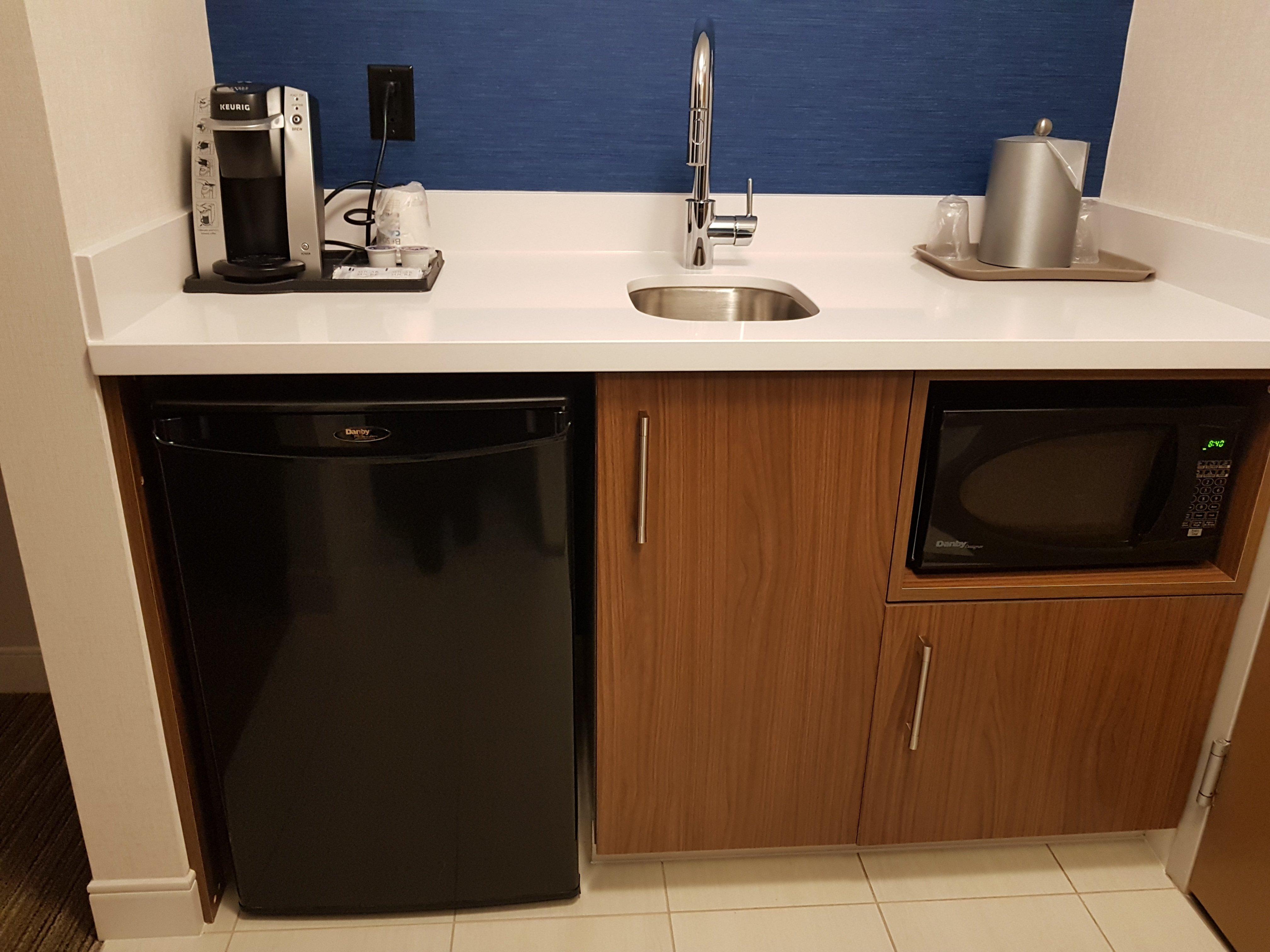 Holiday Inn Express And Suites Surrey By Ihg Bagian luar foto