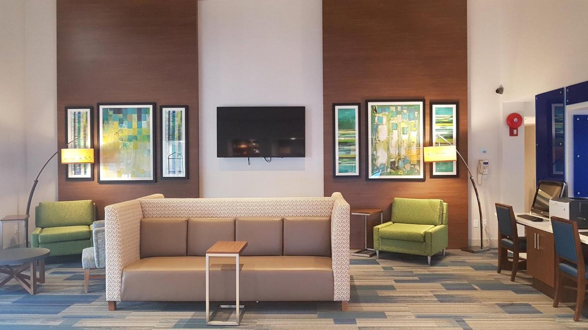 Holiday Inn Express And Suites Surrey By Ihg Bagian luar foto