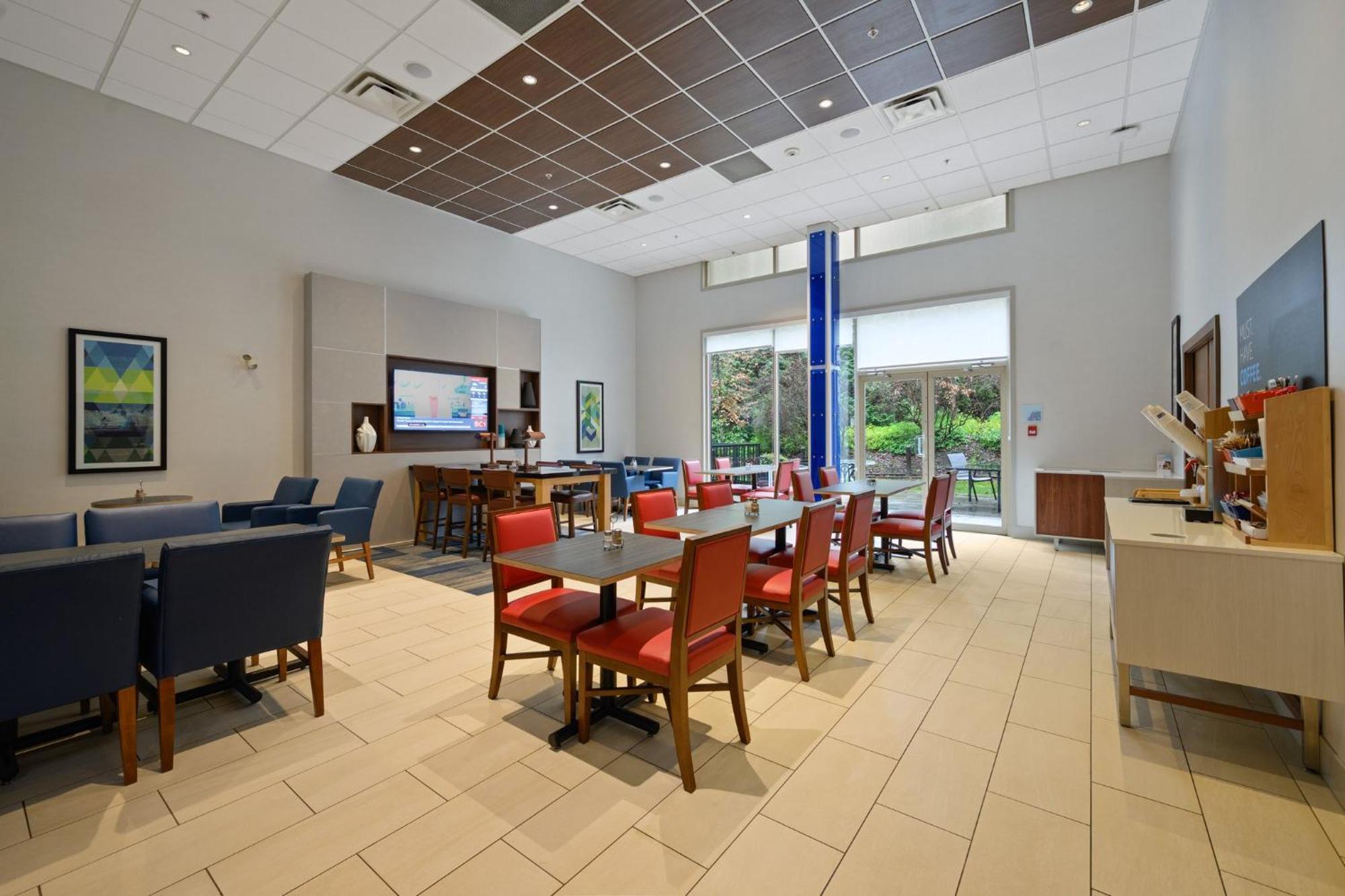 Holiday Inn Express And Suites Surrey By Ihg Bagian luar foto