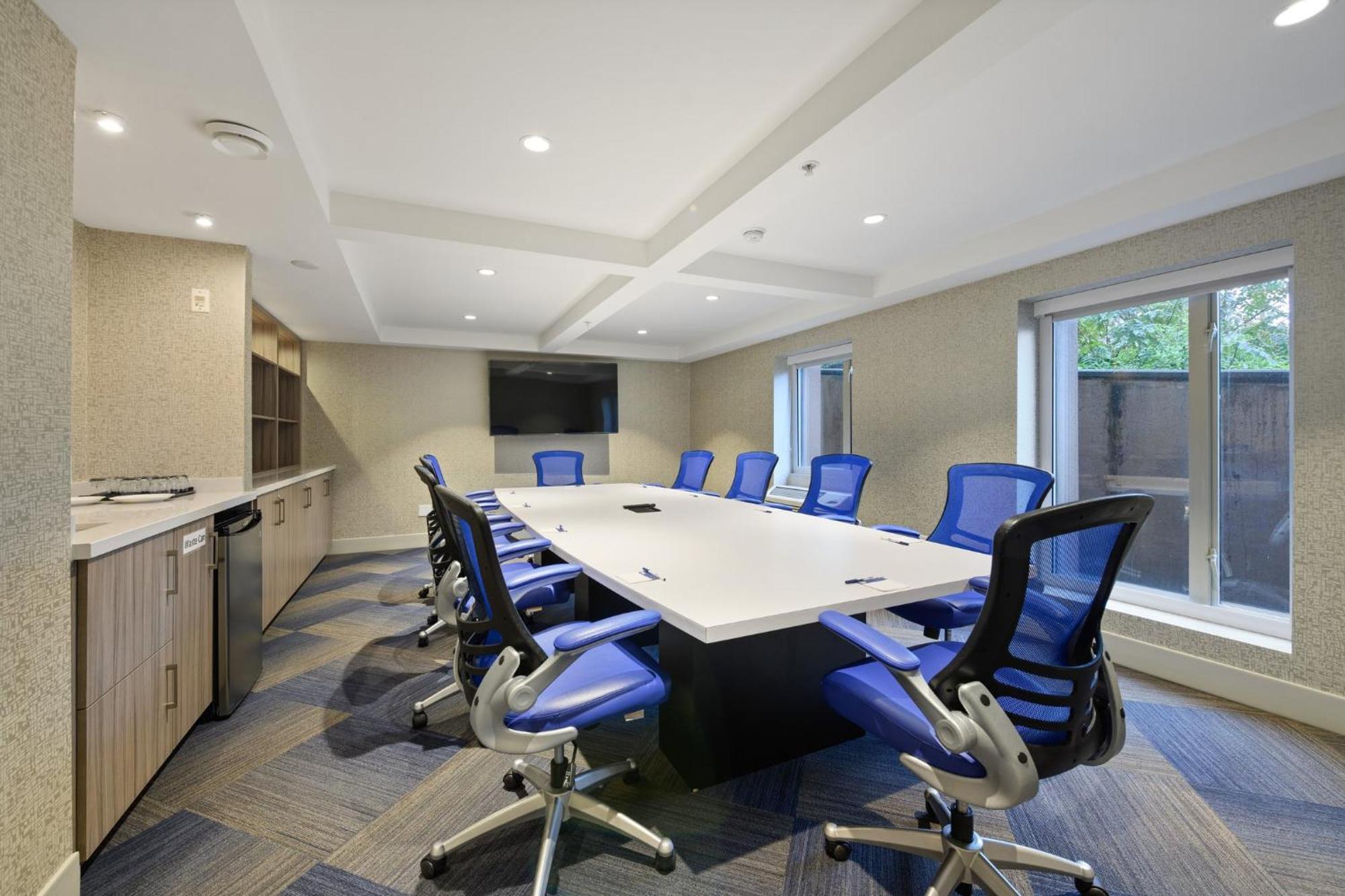 Holiday Inn Express And Suites Surrey By Ihg Bagian luar foto