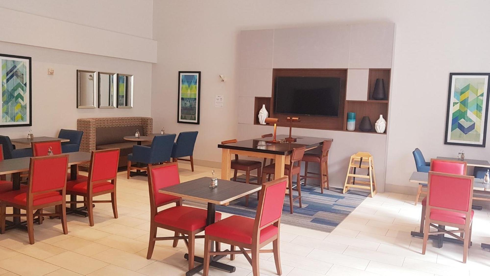 Holiday Inn Express And Suites Surrey By Ihg Bagian luar foto