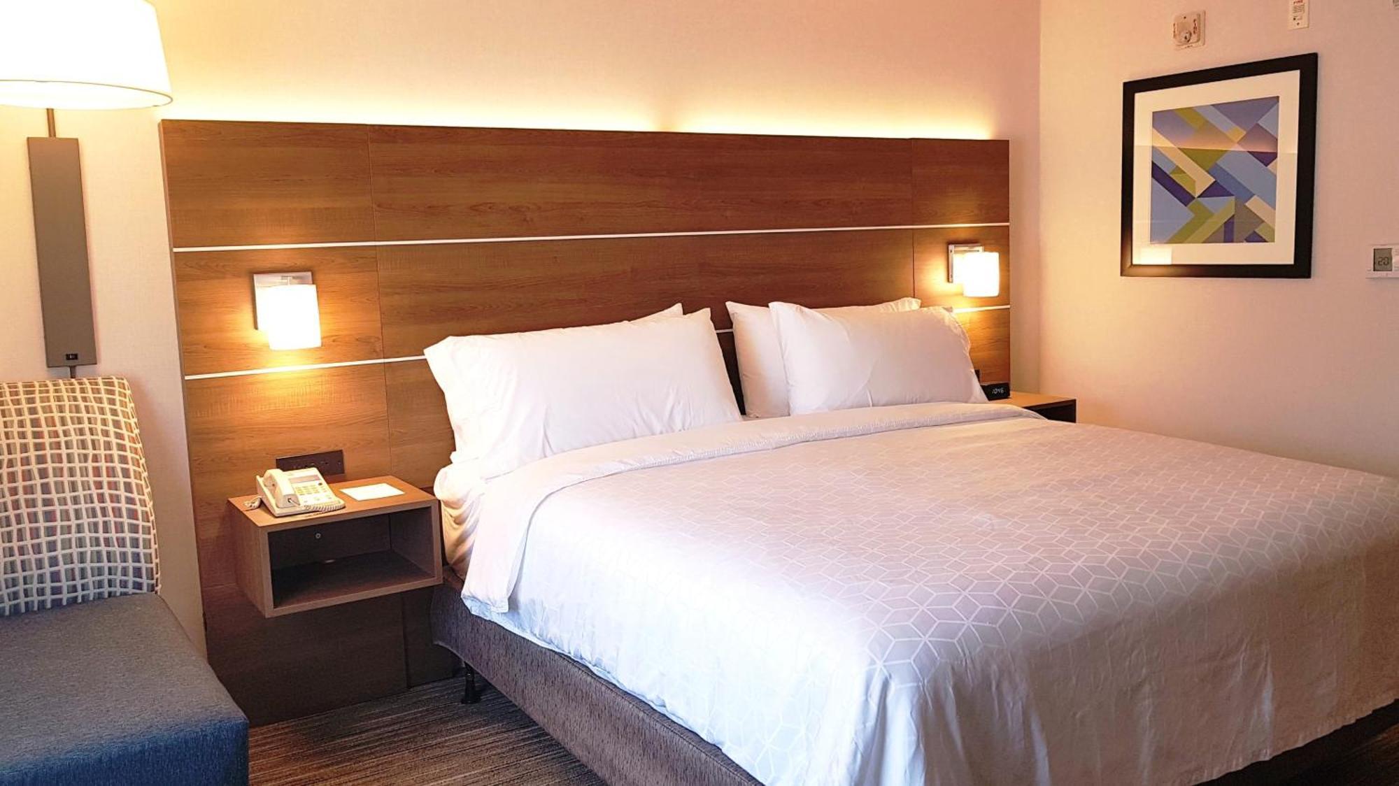 Holiday Inn Express And Suites Surrey By Ihg Bagian luar foto