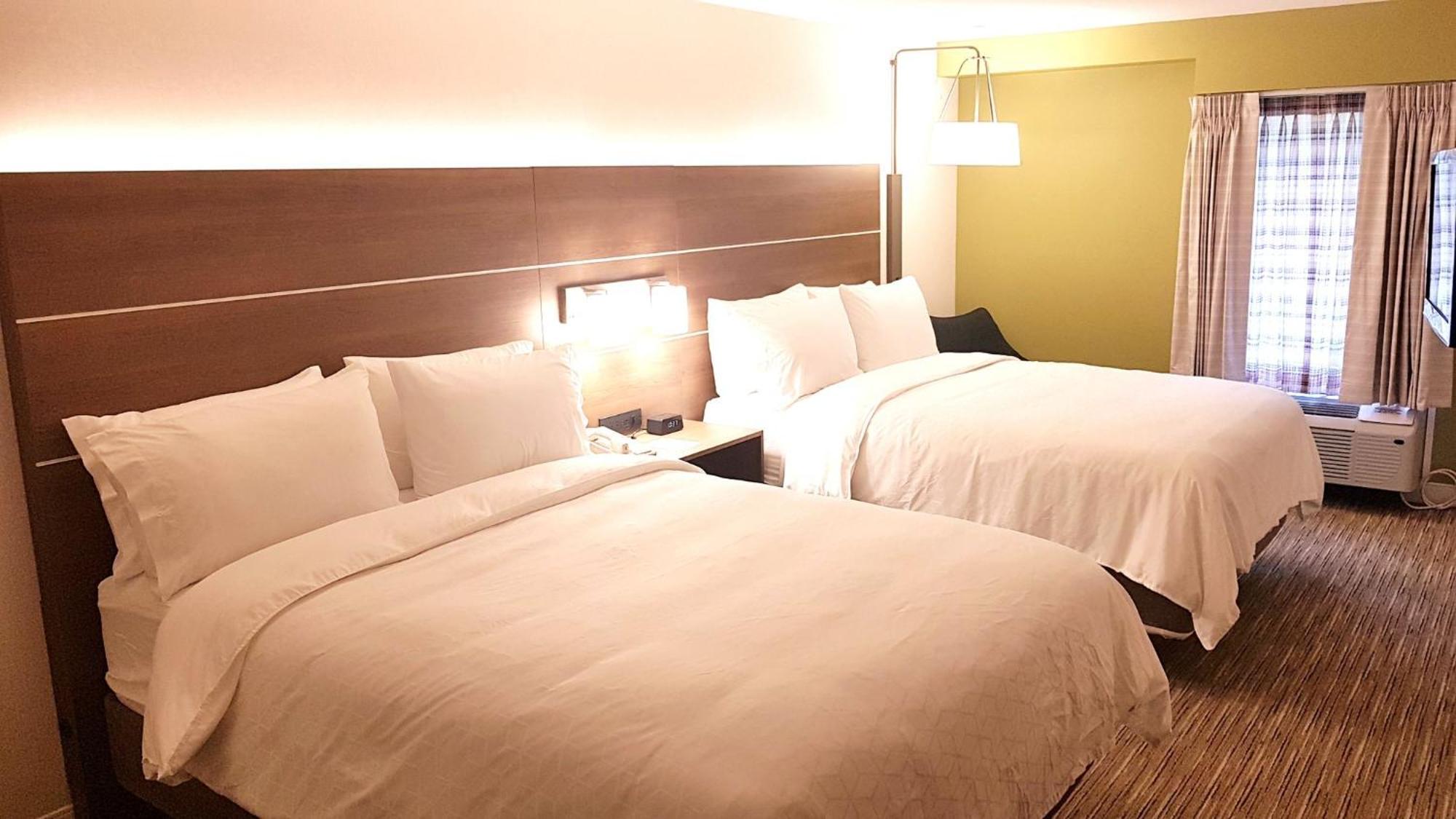 Holiday Inn Express And Suites Surrey By Ihg Bagian luar foto