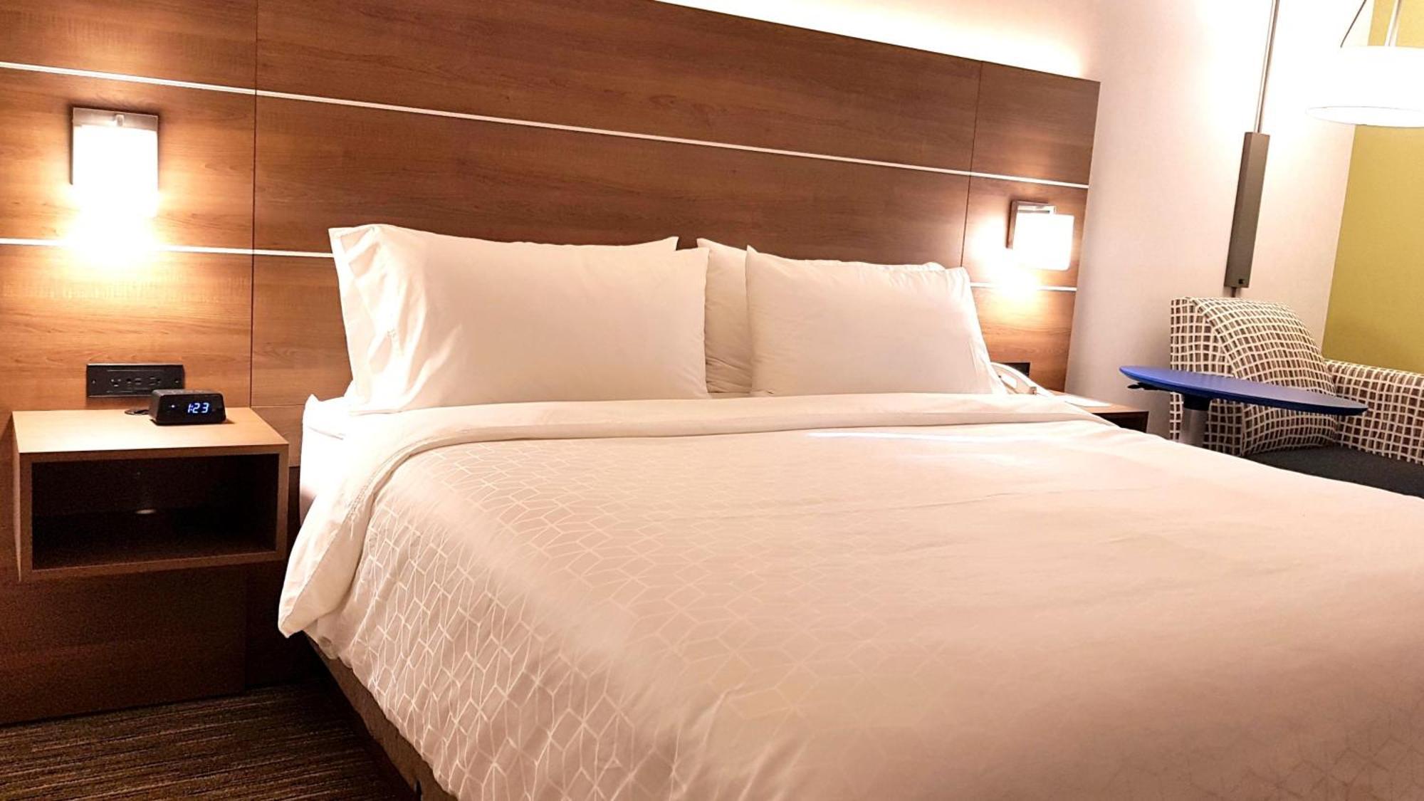 Holiday Inn Express And Suites Surrey By Ihg Bagian luar foto