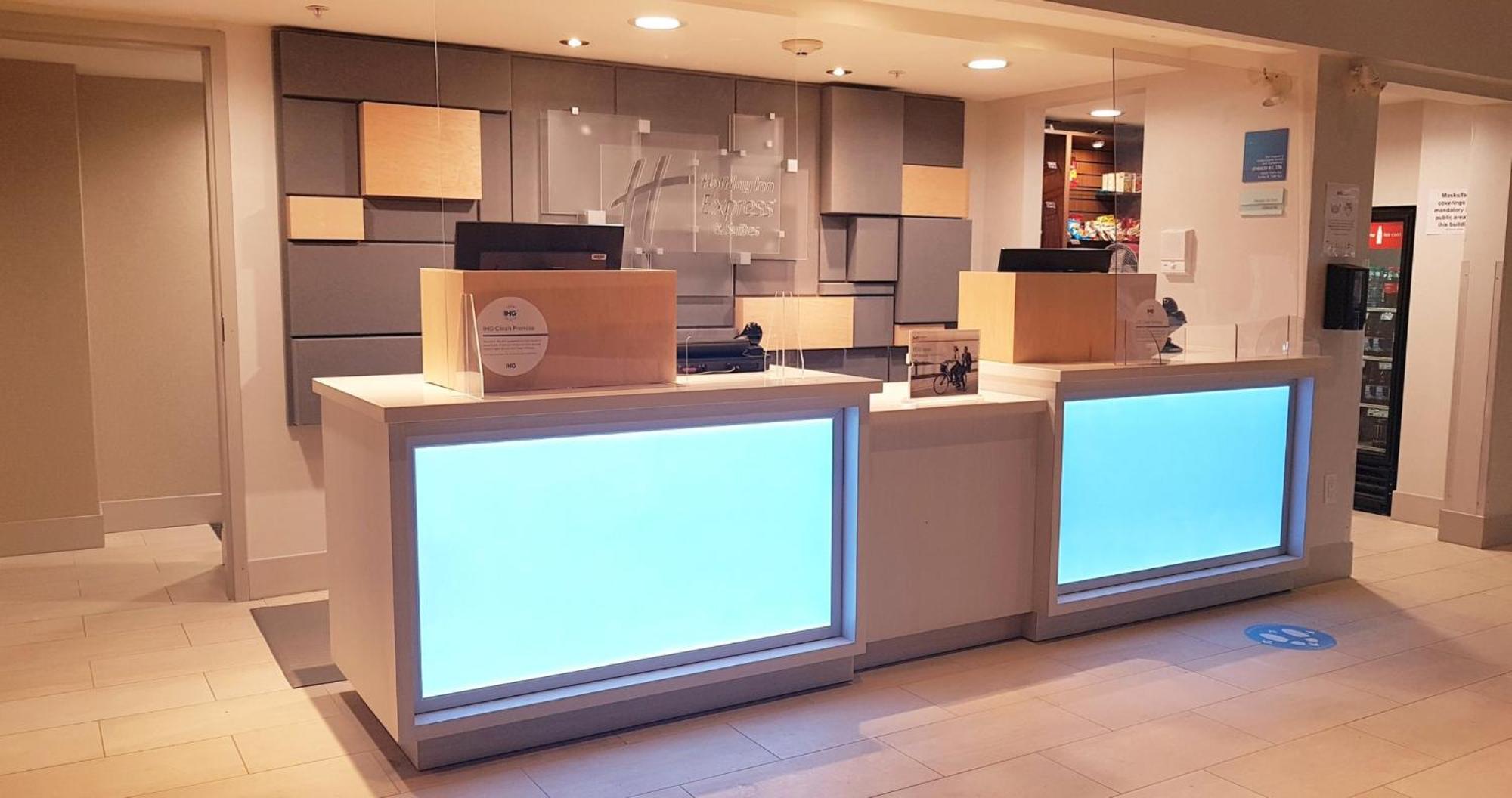 Holiday Inn Express And Suites Surrey By Ihg Bagian luar foto
