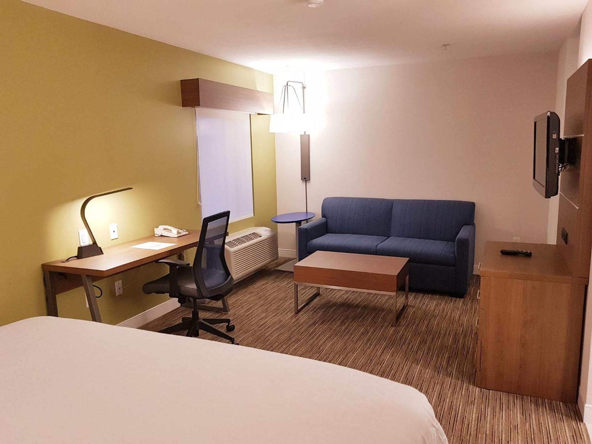 Holiday Inn Express And Suites Surrey By Ihg Bagian luar foto