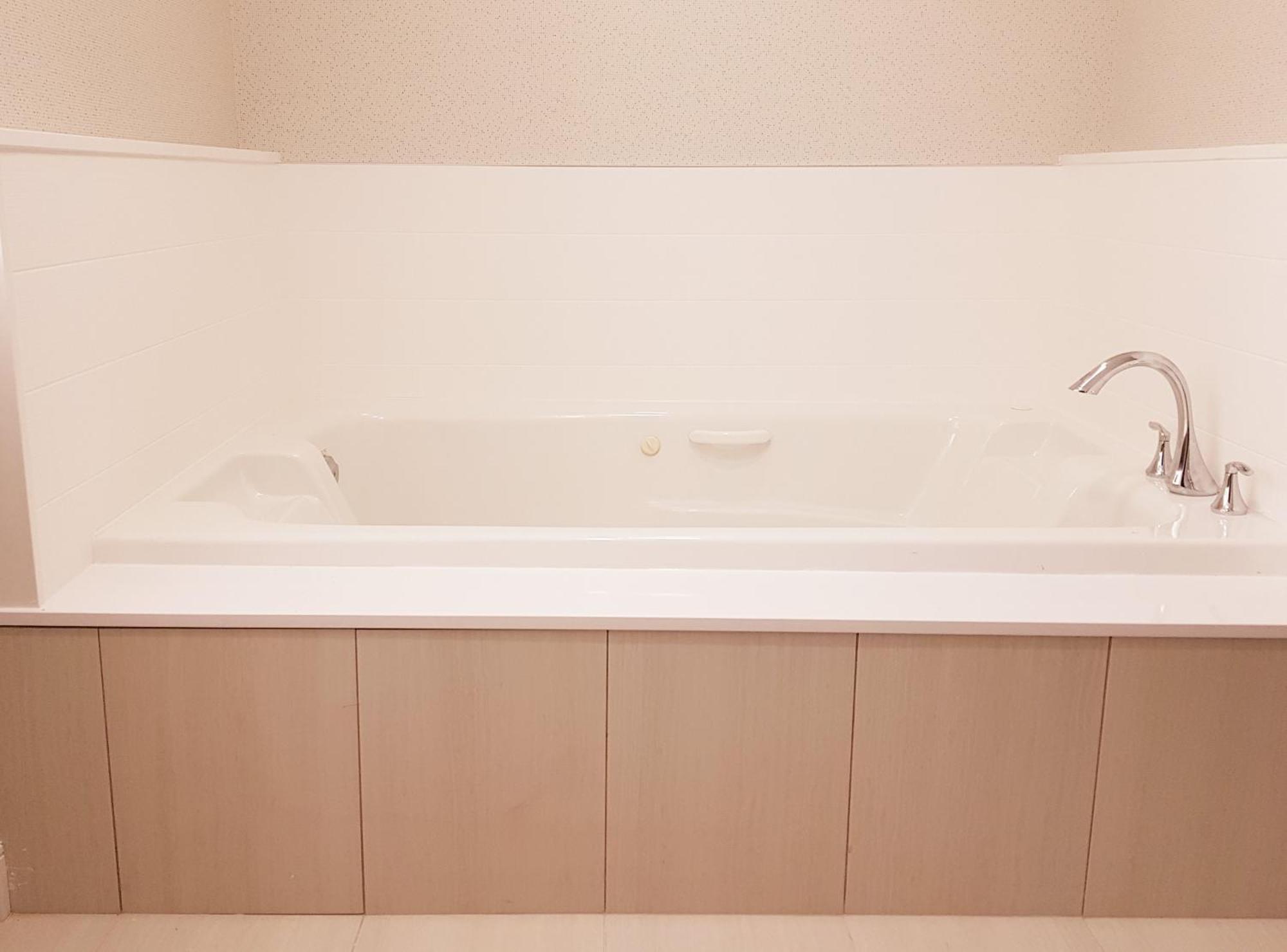 Holiday Inn Express And Suites Surrey By Ihg Bagian luar foto