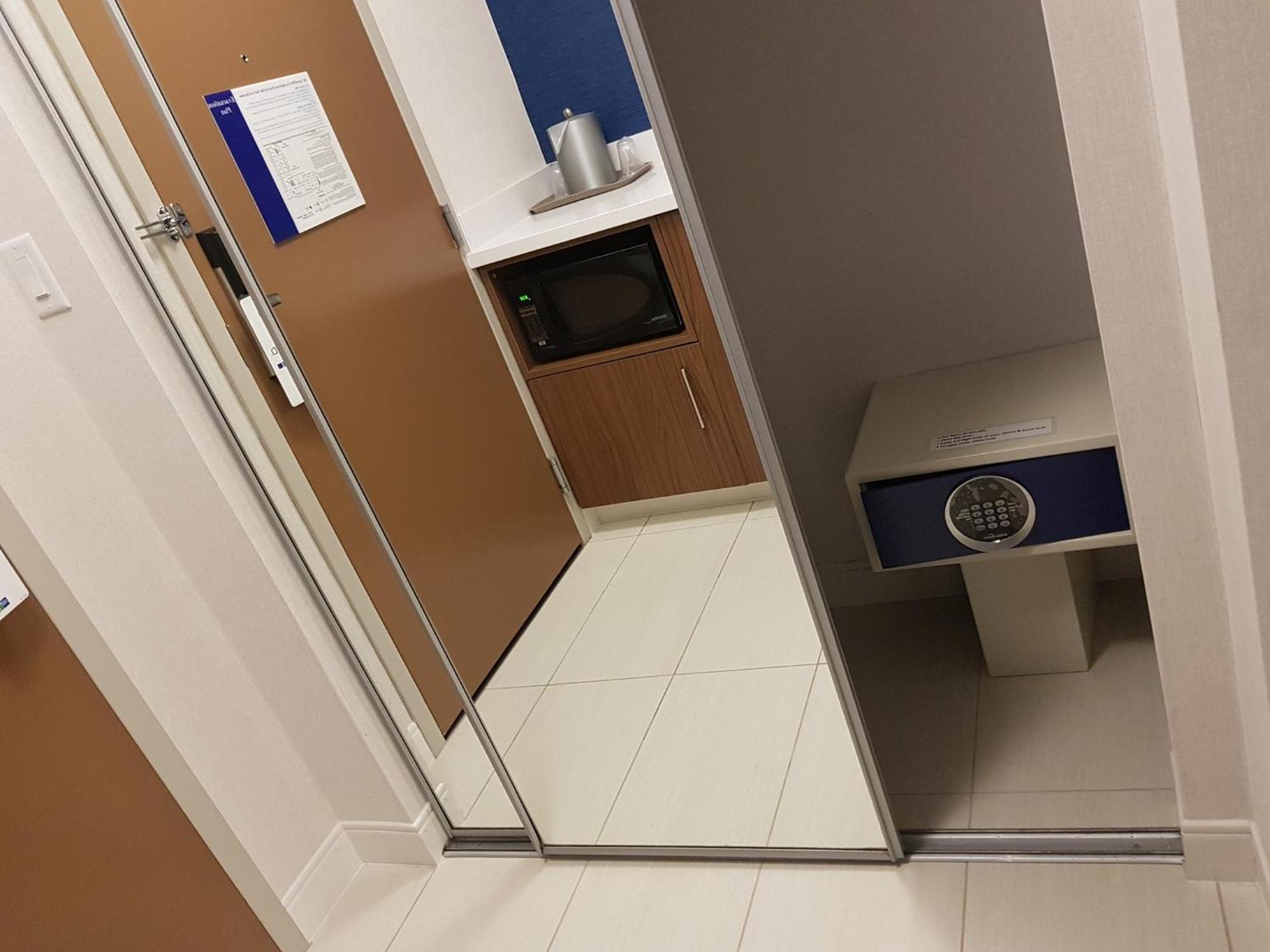 Holiday Inn Express And Suites Surrey By Ihg Bagian luar foto