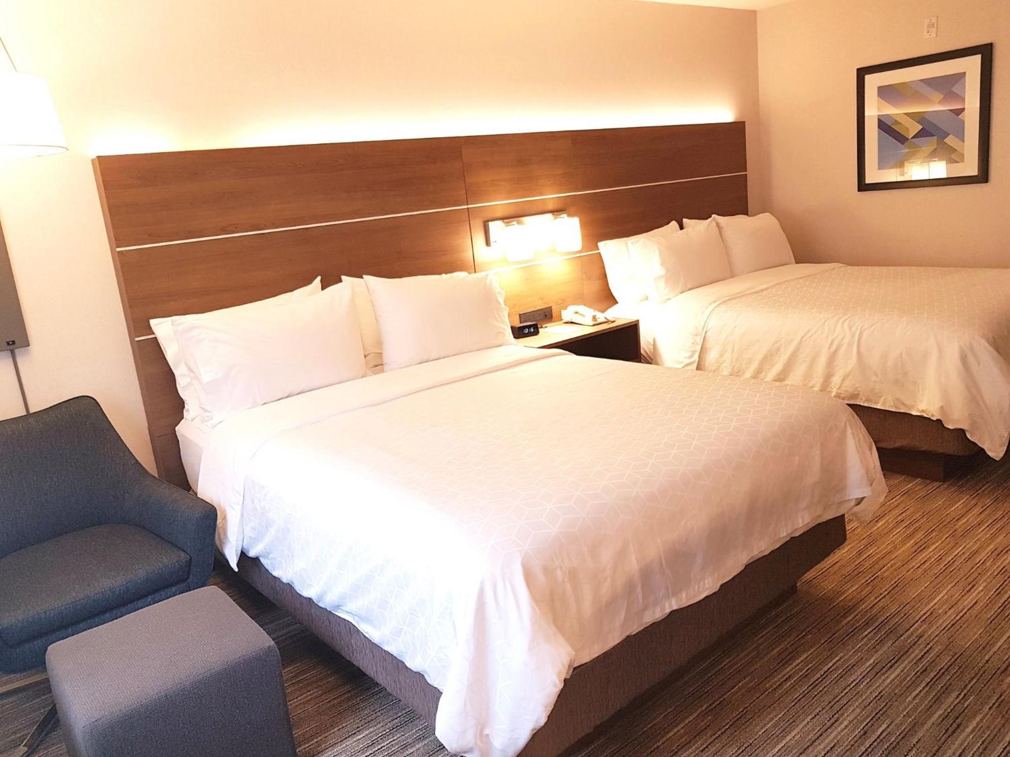 Holiday Inn Express And Suites Surrey By Ihg Bagian luar foto