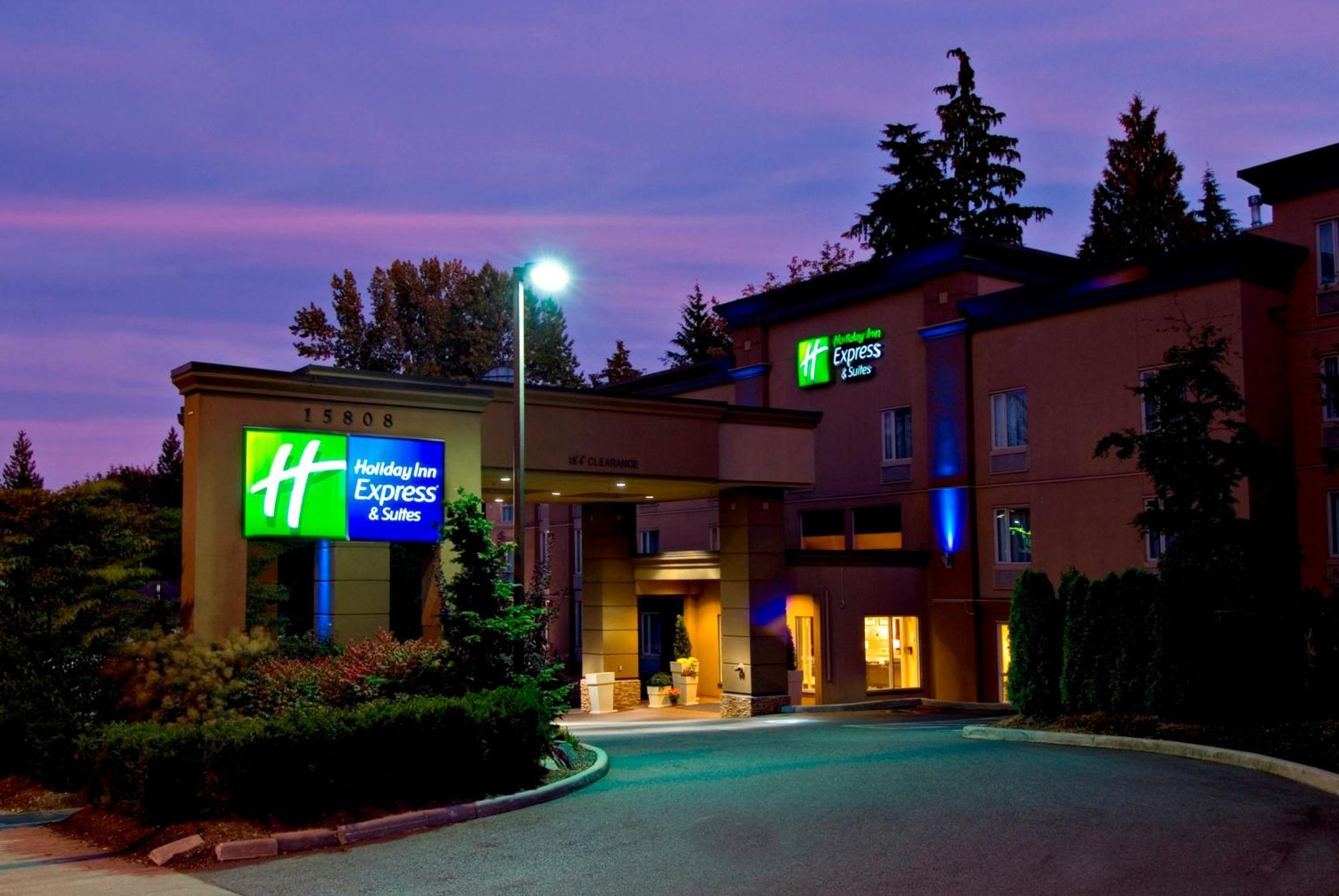 Holiday Inn Express And Suites Surrey By Ihg Bagian luar foto