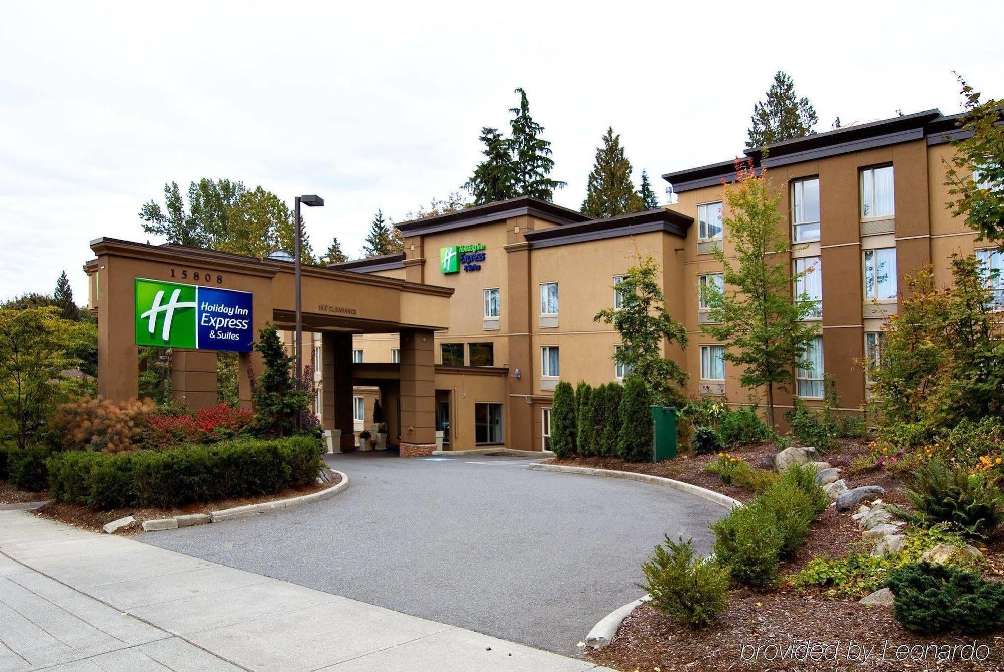 Holiday Inn Express And Suites Surrey By Ihg Bagian luar foto