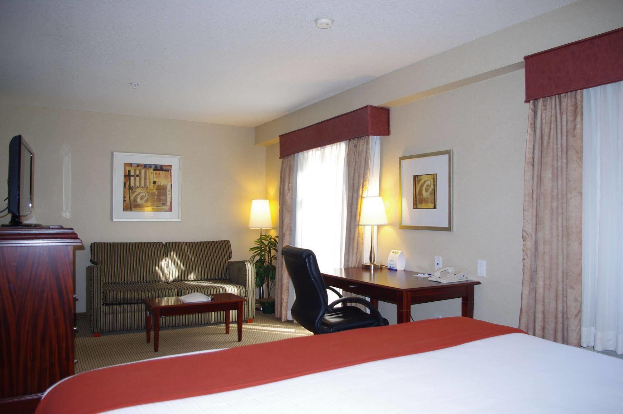 Holiday Inn Express And Suites Surrey By Ihg Bagian luar foto