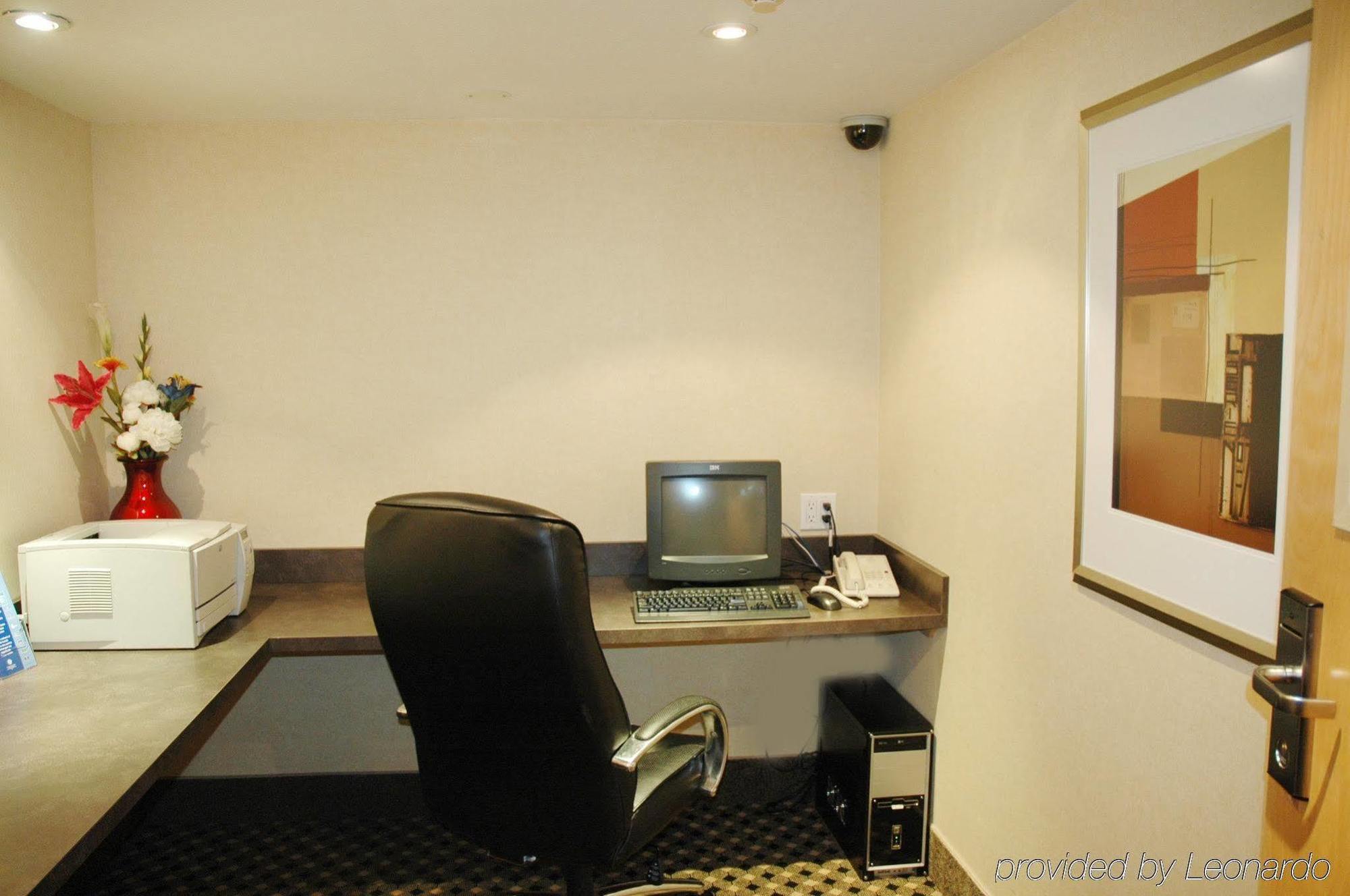Holiday Inn Express And Suites Surrey By Ihg Bagian luar foto