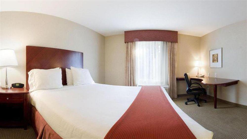 Holiday Inn Express And Suites Surrey By Ihg Bagian luar foto